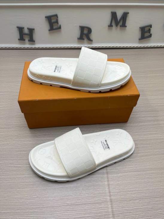 Picture of Louis Vuitton Slippers _SKULVsz38-44mnf05201307